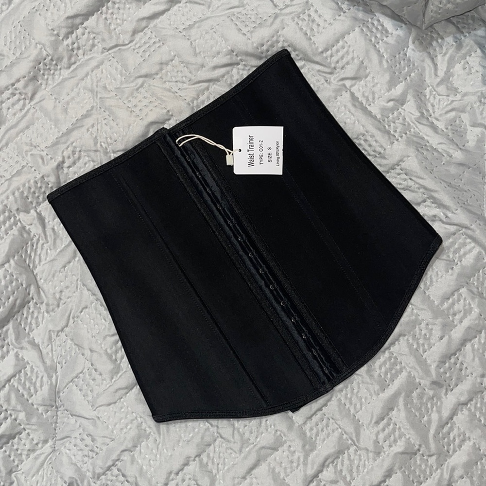 The perfect waist trainer, does not bend, and is firm.